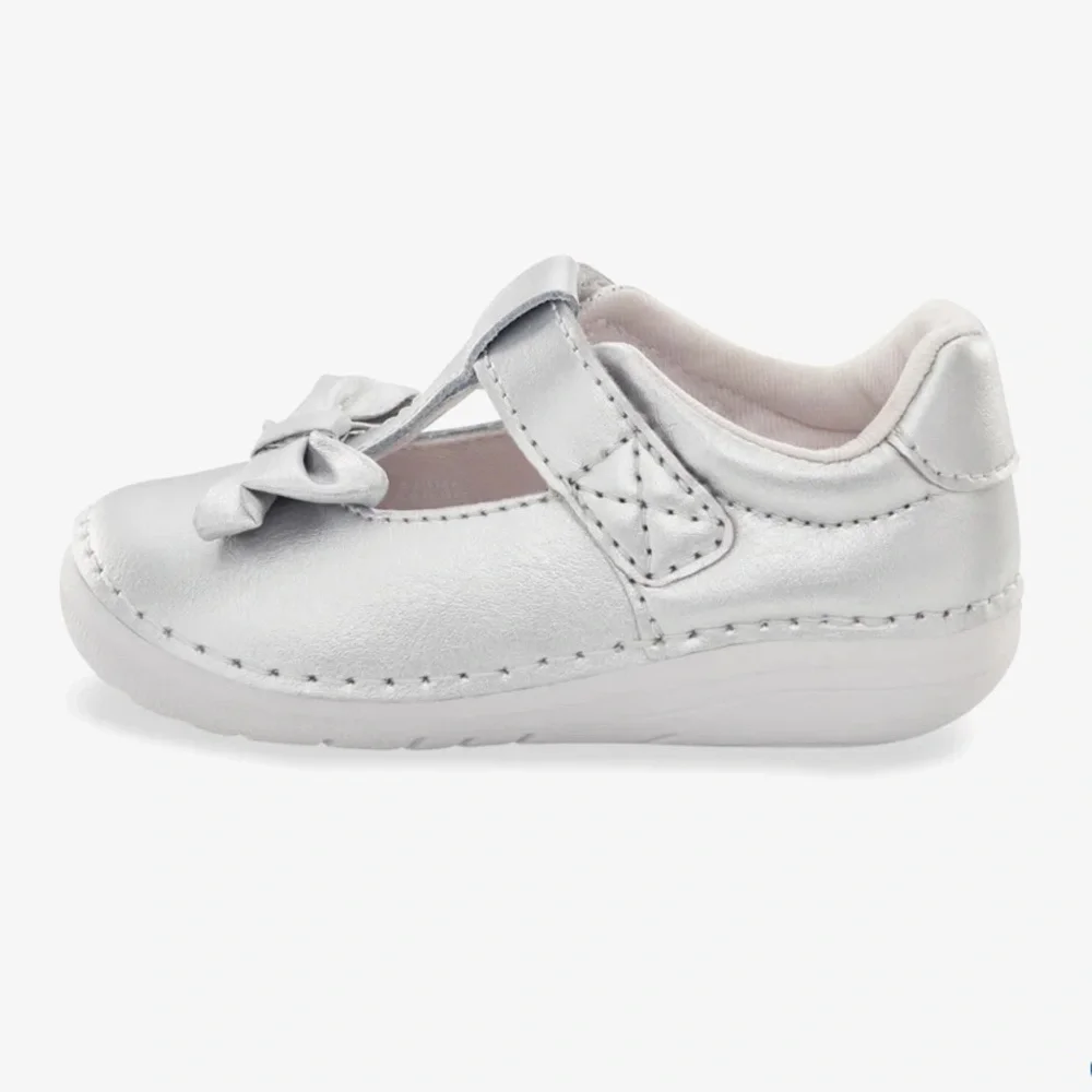 Stride rite Soft Motion™ Ashtyn Mary Jane shoes. Size 4W - silver & white